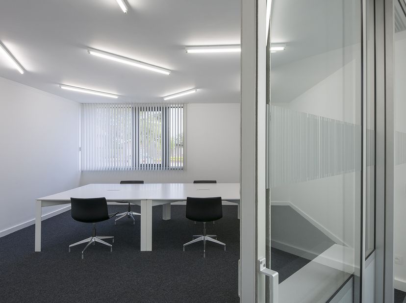 Ingericht, gemeubeld kantoor te huur van ca. 34,57m² op centrale ligging in bedrijvencentrum 3koningen te Torhout.<br />
<br />
Er is veel lichtinval,