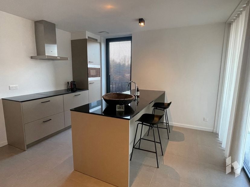 Mooi, modern appartement (76 m²) met lichtrijke woonkamer, één slaapkamer en terras in het centrum van Mol Rauw.<br />
Ondergronds is er een autostaan