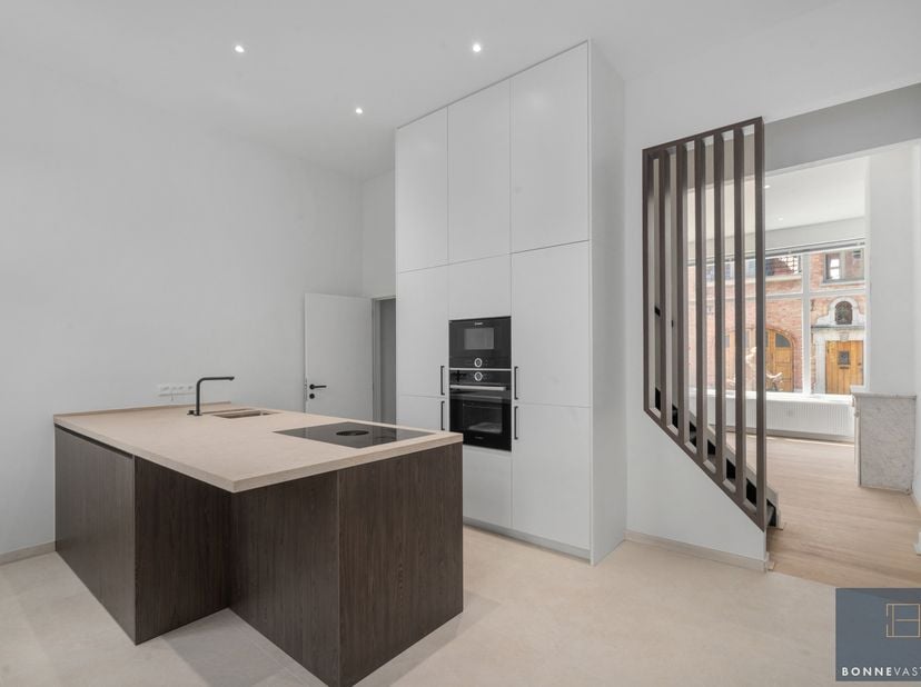 Deze woning wordt getypeerd door z’n hoge plafonds (3,63m gelijkvloers en 3,43 eerste verdieping) en vooral z’n grote bewoonbare oppervlakte van liefs