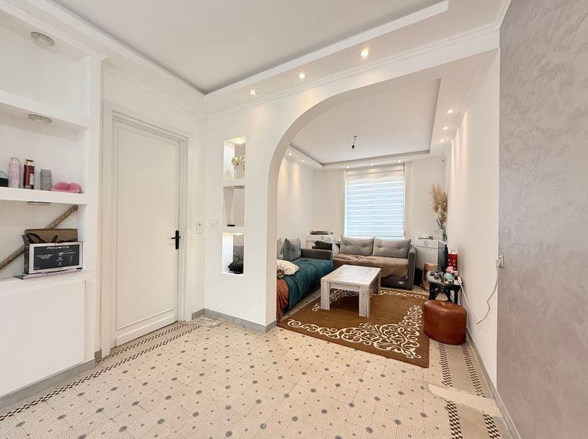 Deze woning is goedgelegen in Moeskroen. Veel potentieel: perfect onderhouden, 3 slaapkamers en handige oprit en tuin<br />
<br />
INDELING: inkom, ge