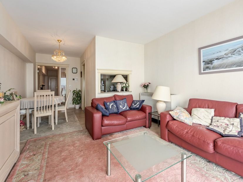 À vendre : appartement bien entretenu sur la Zeedijk à Middelkerke, offrant une vue imprenable sur la mer et situé au cur du centre animé. Cet apparte