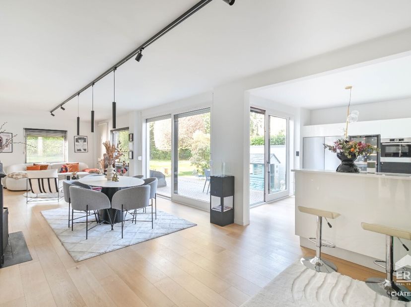 Appartement met 3 slaapkamers op het gelijkvloers en terras te koop in Ukkel Gelegen op de Langeveldstraat 51 in Ukkel, in een gegeerde residentiële b