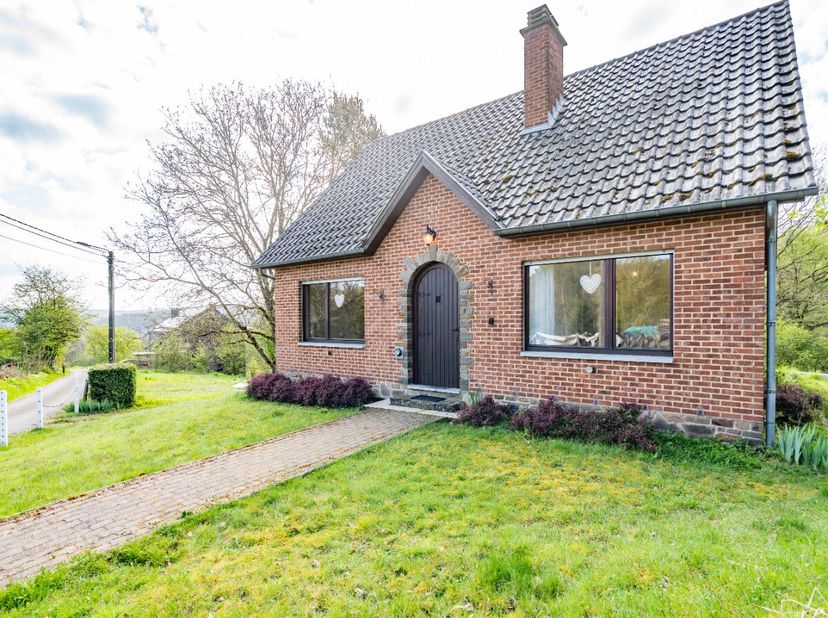RA B-LUX makelaarskantoor heeft het genoegen u deze prachtige 4-gevelwoning voor te stellen, gelegen in het dorp Waharday. Instapklaar, beschikt de wo