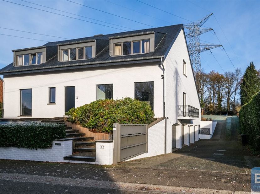 À deux minutes du centre de Beaufays, au calme d'un quartier résidentiel du village de Ninane, une magnifique villa quatre façades de 300m2 habitables