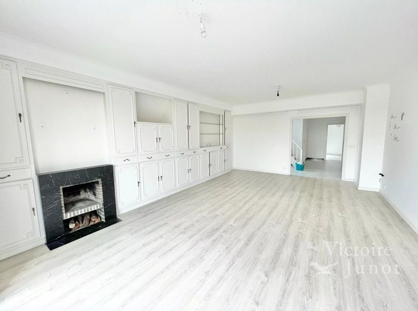 Bien présenté par Alexandra Dewitte Tel : 0473/84.61.61 ou alexandra.dewitte@victoire.be<br />
En exclusivité  Victoire Junot vous propose sur Uccle,