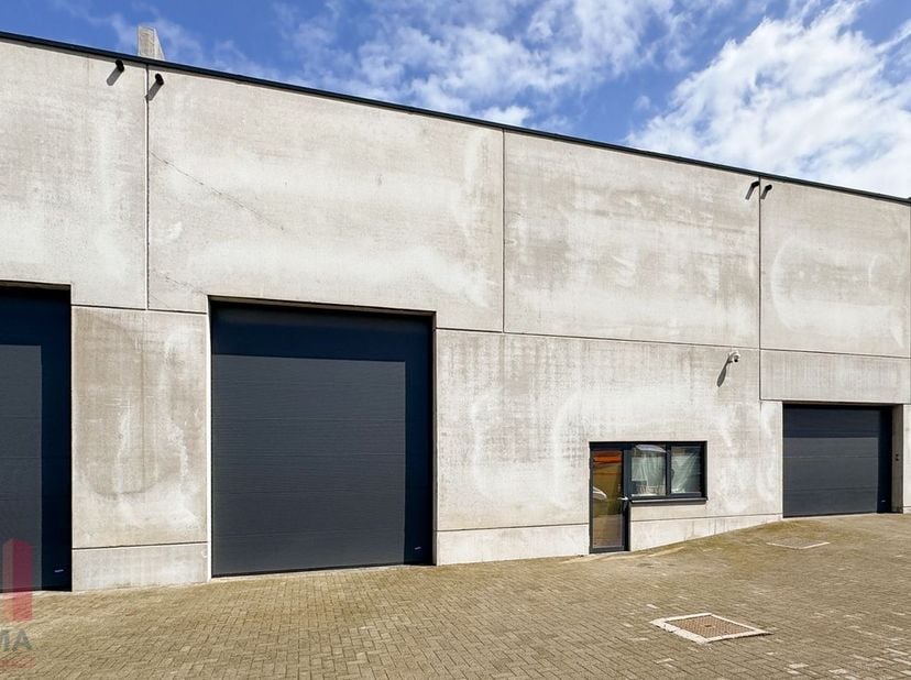 Espace de stockage prêt à l’emploi à vendre dans un emplacement stratégique de premier choix à Affligem.<br />
Ce bâtiment d’entreprise moderne datant