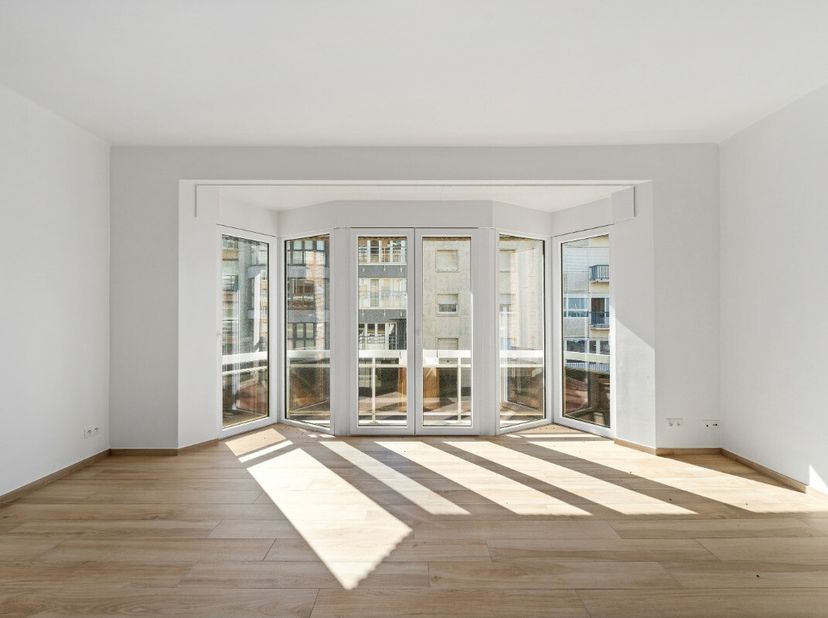 Jaarverhuur  Ongemeubeld appartement op toplocatie in Koksijde. Bent u op zoek naar een comfortabele woonst aan de kust? Dit ongemeubelde appartement