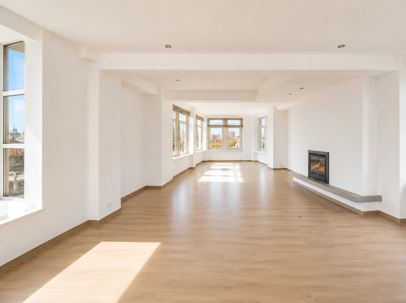 Het appartement bevindt zich op de eerste verdieping van een kleinschalig gebouw met lift en is ideaal voor wie op zoek is naar ruimte, comfort en een