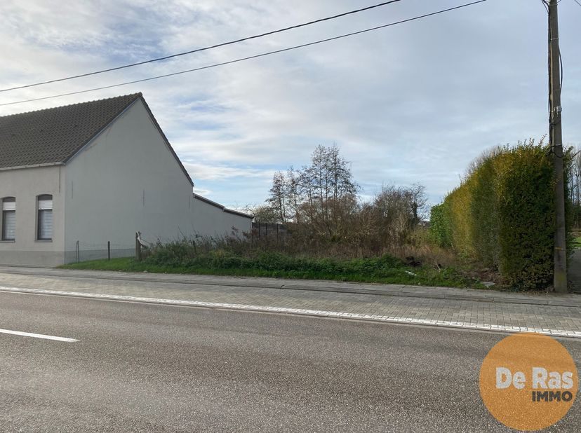 OPWIJK - Op een centrale ligging langs de Steenweg op Dendermonde bevindt zich dit mooie perceel bouwgrond van 529 m², ideaal voor wie een halfopen be