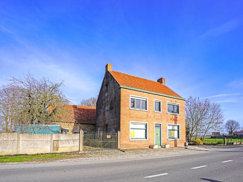 Te renoveren woning met 5 slaapkamers op 8.102 m²  te Diksmuide!<br />
<br />
In de deelgemeente Keiem bevindt zich deze woning met prachtig open zich