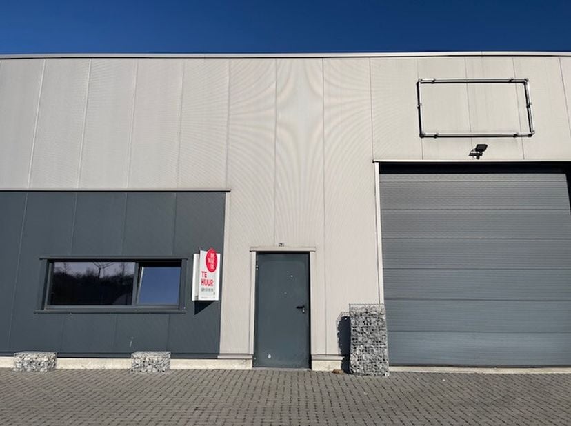 Unité PME neuve de 280 m² stratégiquement située à louer dans la zone industrielle de Genk-Zuid. Cet emplacement offre un accès direct aux sorties 30