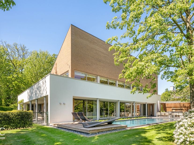 Deze architecturale villa in Oudenaarde biedt een uitzonderlijk gevoel van privacy, terwijl het centrum binnen handbereik blijft.<br />
Dankzij de doo