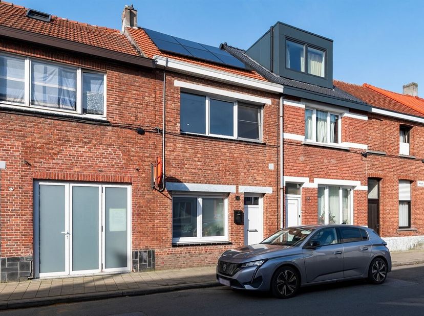 Instapklare gezinswoning met alle comfort<br />
Ligging: centrum Ekeren, nabij sporthal de Schinde, invalswegen naar autostrade, openbaar vervoer en s