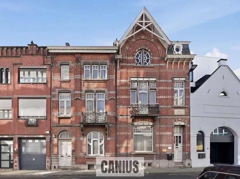 Unieke herenwoning met tal van mogelijkheden in hartje Sint-Truiden<br />
Bent u op zoek naar een uitzonderlijke eigendom met karakter en potentieel?