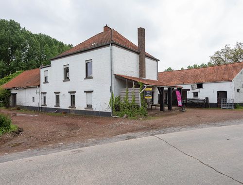                                         Boerderij te koop in Denderwindeke, € 385.000
