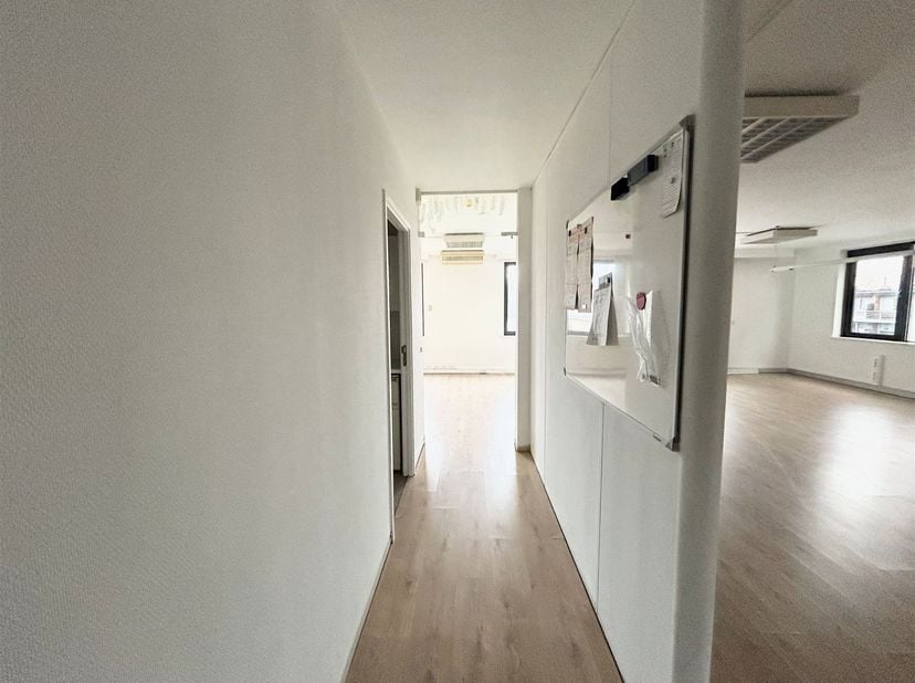 RUIM KANTOOR OP HANDELSLOCATIE TE DEURNE!<br />
 Ligging: Perfect gelegen te Bisschoppenhoflaan met veel passage! Gemakkelijk bereikbaar, ook met het