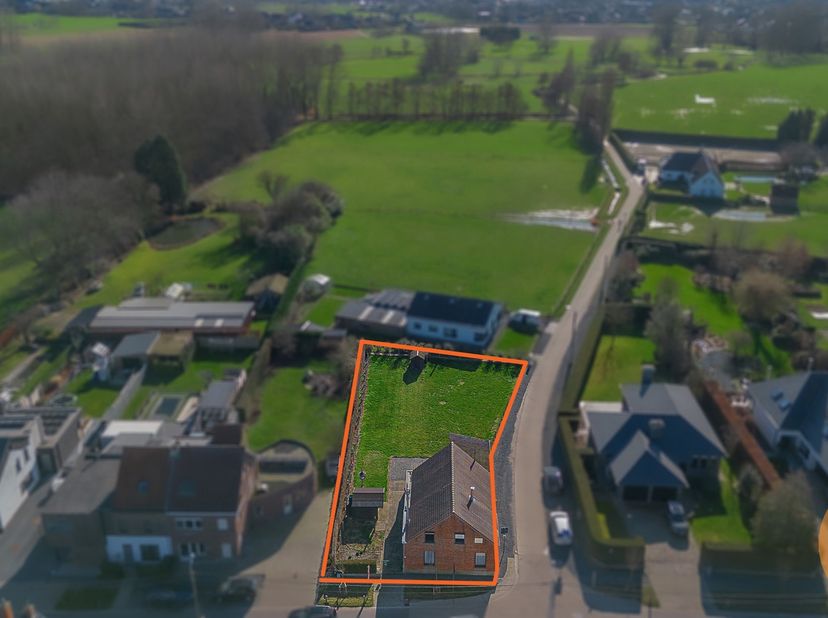 BUGGENHOUT – Te renoveren open bebouwing met prachtige tuin op ca. 8a 50ca.<br />
Deze eigendom is gelegen in een rustige, landelijke omgeving met een