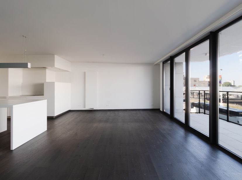 Aan de Jordaenskaai ligt dit hedendaagse appartement met een uitzonderlijke ligging aan de Schelde. Op amper enkele passen van het Steen, het oudste b