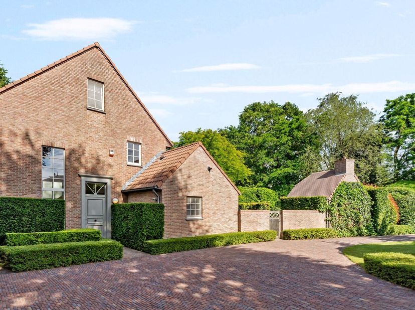 Au bout d'une impasse se trouve cette villa particulièrement bien entretenue sur un beau terrain aménagé d'environ 2 000 m². La maison comprend entre