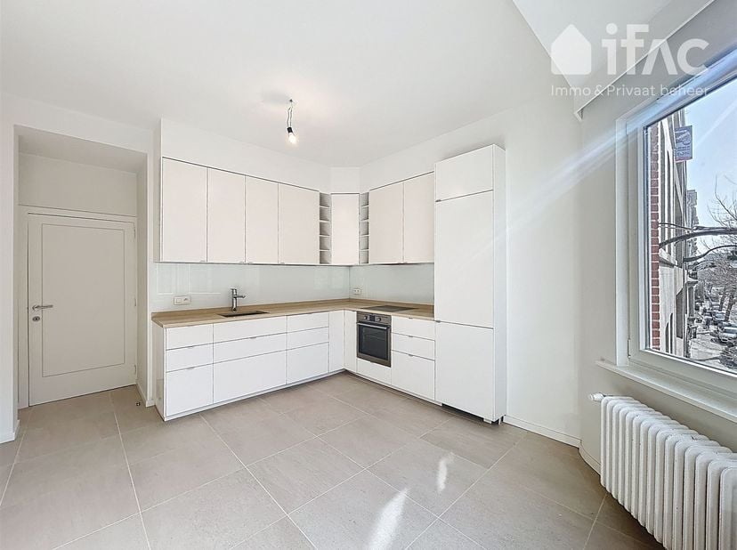 Super gelegen appartement op de 2de verdieping van een klein gebouw met 2 slaapkamers en terras.<br />
<br />
Tweede verdieping: Inkomhal (9m²) met