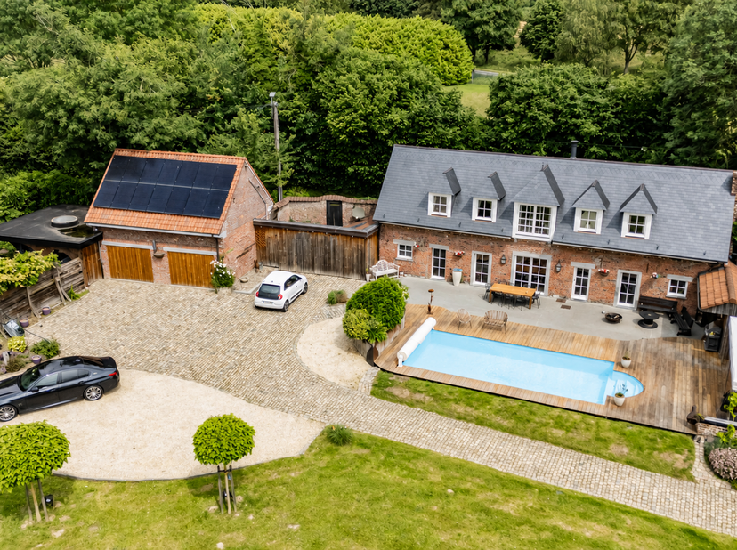 Easy Home a le plaisir de vous présenter cette villa minutieusement rénovée en 2017 avec goût, préservant l'authenticité de son charme, construite sur
