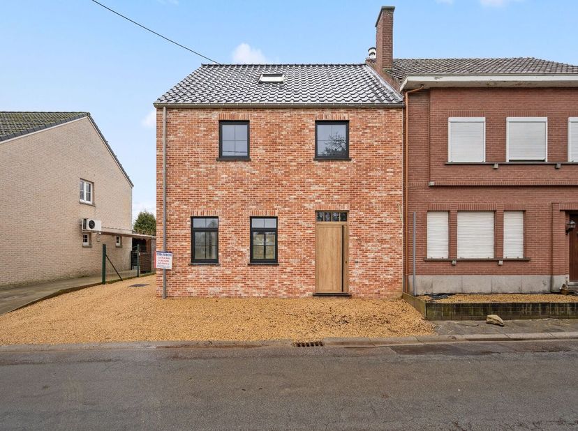 Deze nieuwbouw is gelegen in Zoutleeuw en is een prachtige halfopen bebouwing. De woning is gebouwd in 2025 en heeft een bewoonbare oppervlakte van ci