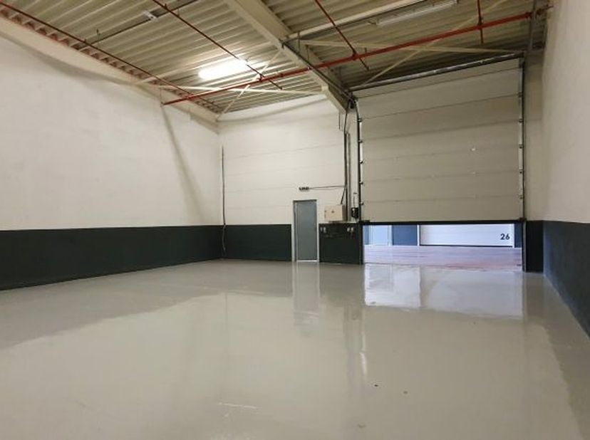 Entrepôts Kruibeke : Unités à partir de 8 m² – Proche de l’E17 et du Port<br />
<br />
--------<br />
opsplitsbaar<br />
<br />
a louer - magasin (7 u