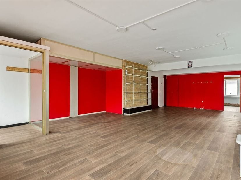 Handelsgelijkvloers op toplocatie te Merksem! <br />
Deze commerciële ruimte is gelegen op de Lambrechtshoekenlaan te Merksem. De ligging is zéér cent