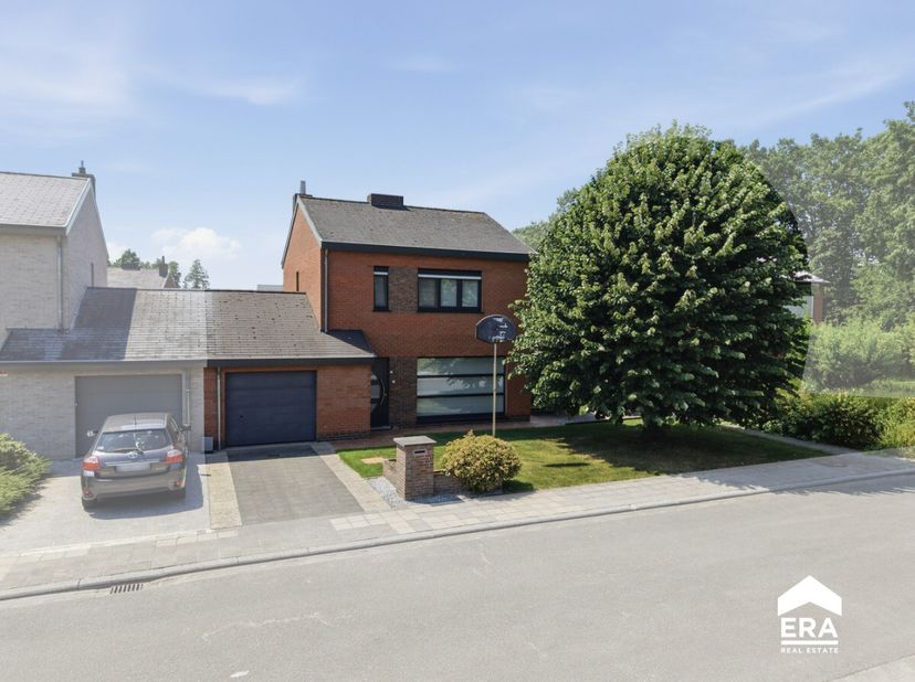 Instapklare halfopen bebouwing in rustige, doodlopende straat te Wervik.Op zoek naar een verzorgde woning in een aangename en kindvriendelijke omgevin