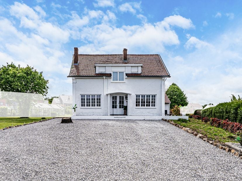 We Invest Centre Hainaut vous présente cette spacieuse villa bien entretenue habitable de plain-pied, proposant 5 chambres (dont une au rez), un burea