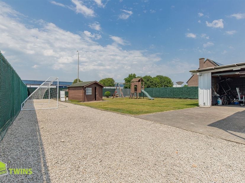 Ontdek deze ruime vrijstaande woning met een bewoonbare oppervlakte van 233 m², gelegen op een perceel van 980 m² in een centrale omgeving te Lokeren.