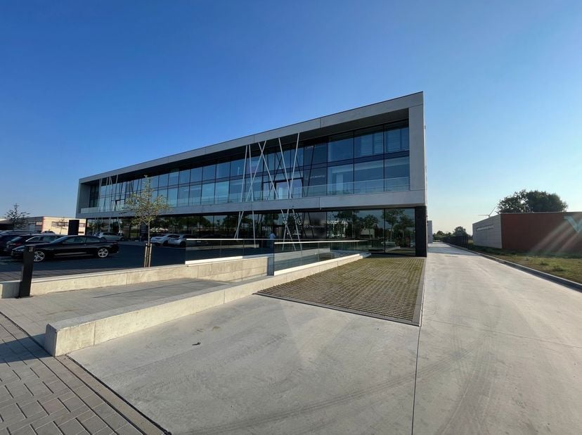 Ce bureau récemment construit est idéalement situé près de la sortie E17 et directement sur l'autoroute N47. La gare de Zele se trouve à seulement 2,5