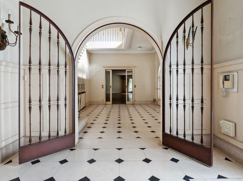 Projet de rénovation : Villa majestueuse sur un domaine exceptionnel de 4,2 hectares à Hove - avec une deuxième maison, une piscine, un court de tenni