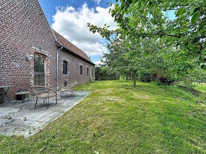 Située à Blandain, cette agréable maison à louer, disponible à partir du 15 juillet, offre un cadre de vie chaleureux, calme, confortable et très lumi