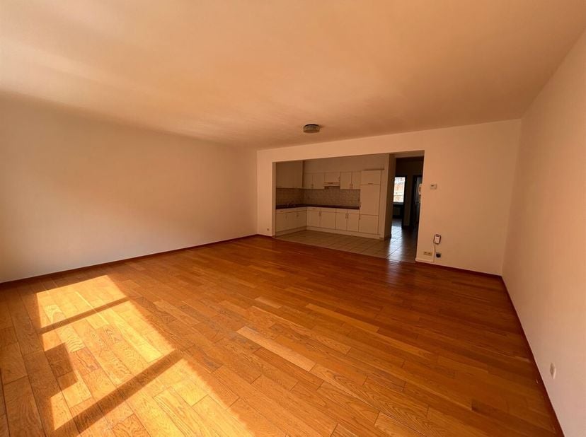 Twee slaapkamer appartement met garage <br />
Ligging:<br />
Het appartement is centraal gelegen in Turnhout, met horeca, winkels, scholen en openbaar