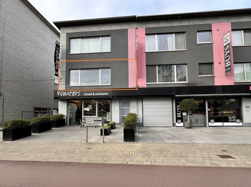 Dit zeer centraal gelegen appartement is gelegen op de eerste verdieping van een kleinschalig en goed onderhouden gebouw zonder lift. Indeling: een in