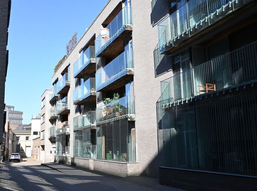 In hartje Hasselt, op de derde verdieping van het prestigieuze woonproject residentie de Eenhoorn, bevindt zich dit perfect onderhouden appartement me