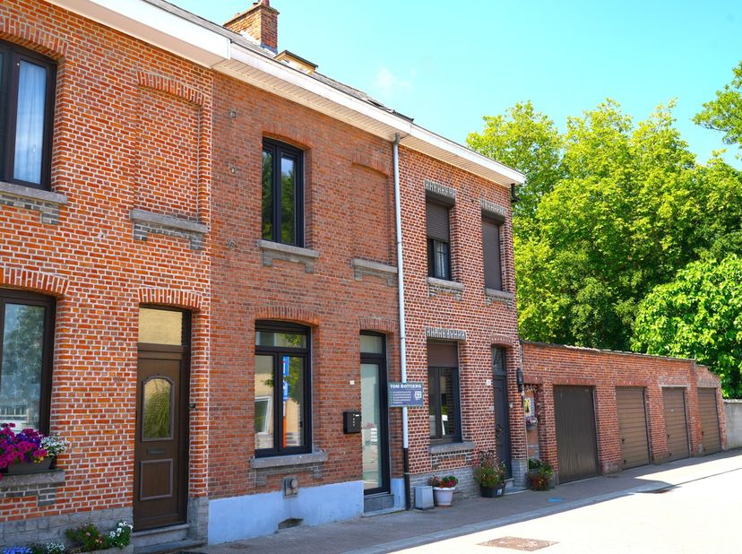 Op zoek naar een woning waar karakter, comfort en energiezuinig wonen samenkomen? Dan is deze volledig gerenoveerde woning zeker een bezoek waard.<br