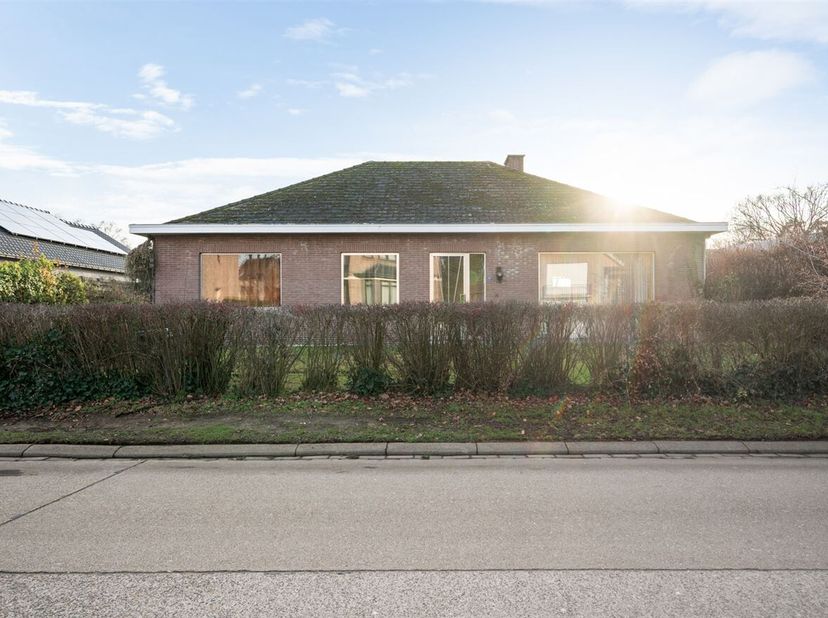 Laagbouw met volledige onderkeldering<br />
Ligging: Groen en rustig gelegen nabij het centrum van Noorderwijk - snelle verbinding naar centrum en E31