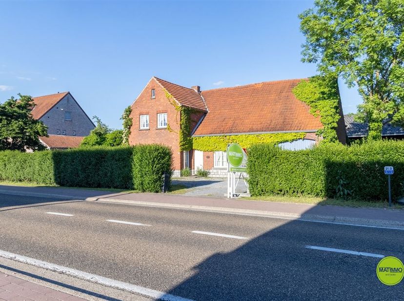 Op een perceel van maar liefst 1.000 m² vindt u deze karaktervolle open bebouwing uit 1946. Achter de mooie, volgroeide haag schuilt een authentieke h