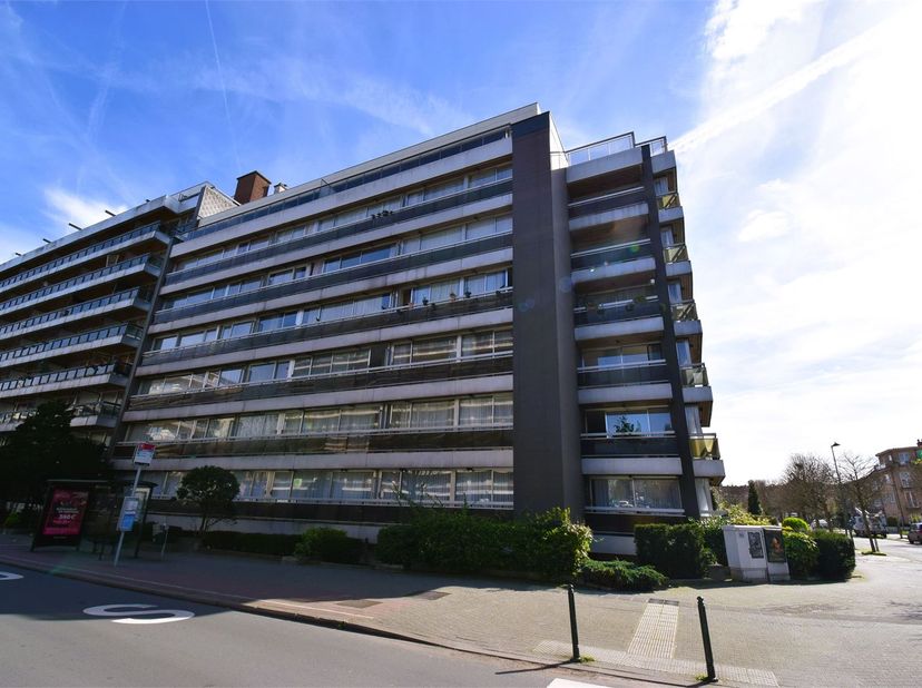 Edmond Machtenslaan 144, nabij Scheutbos: Appartement van 100m² met 2 slaapkamers, een terras, 2 balkons en kelder. Het appartement bestaat uit een in
