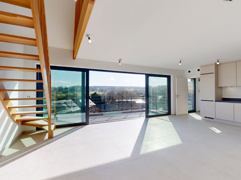 Locatie :<br />
Gelegen aan de ingang van het dorp Faux met vrij uitzicht over het omliggende platteland, profiteert dit gebouw van een zeer snelle to