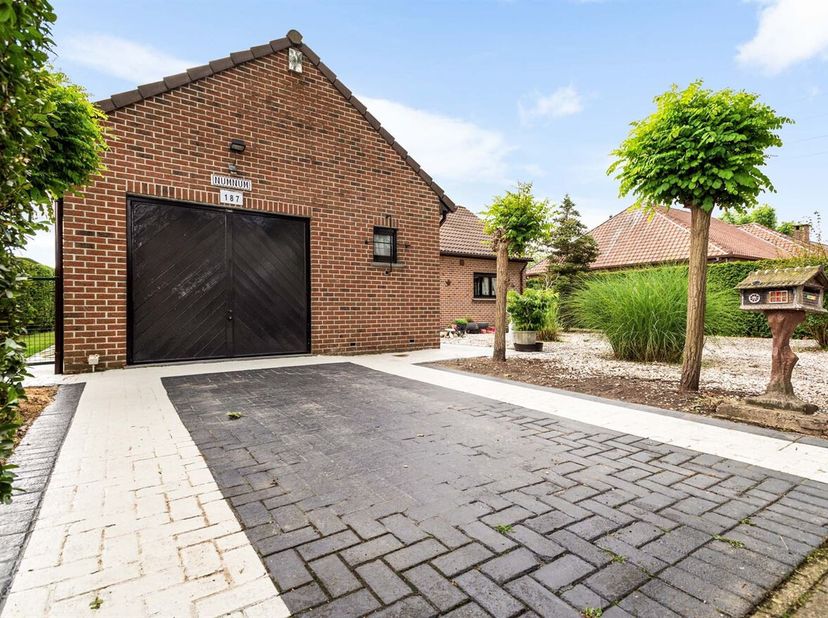 Karaktervolle villa (178 m²) voorzien van 4 slaapkamers en garage op een riant perceel van 944 m², centraal gelegen te Lint, biedt tal van mogelijkhed