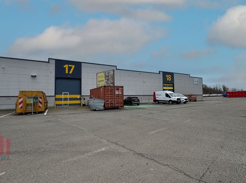 Uitstekend gelegen magazijn van 1.152 m² met 144 m² kantoor, dicht bij de A12 en E19.<br />
<br />
Het magazijn heeft een vrije hoogte van 6 m onder d