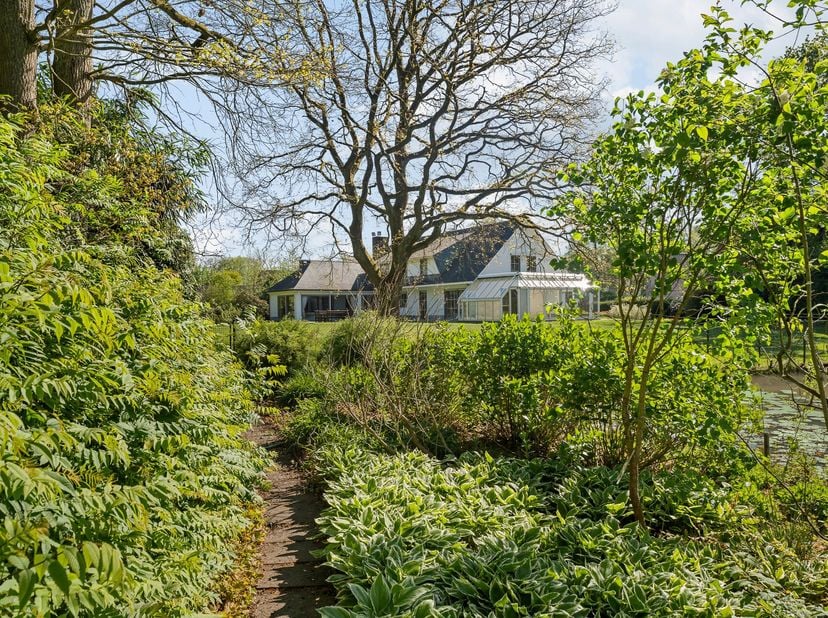 Charmante villa avec de nombreuses possibilités d'agrandissement sur un domaine privé unique bordant une réserve naturelle à Schilde<br />
Dans l'un d