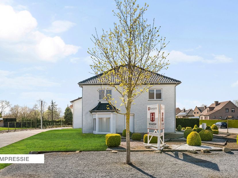 Deze woning biedt een mooie kans voor wie op zoek is naar een huis dat volledig naar eigen smaak gerenoveerd kan worden. Dankzij de ruimte en indeling
