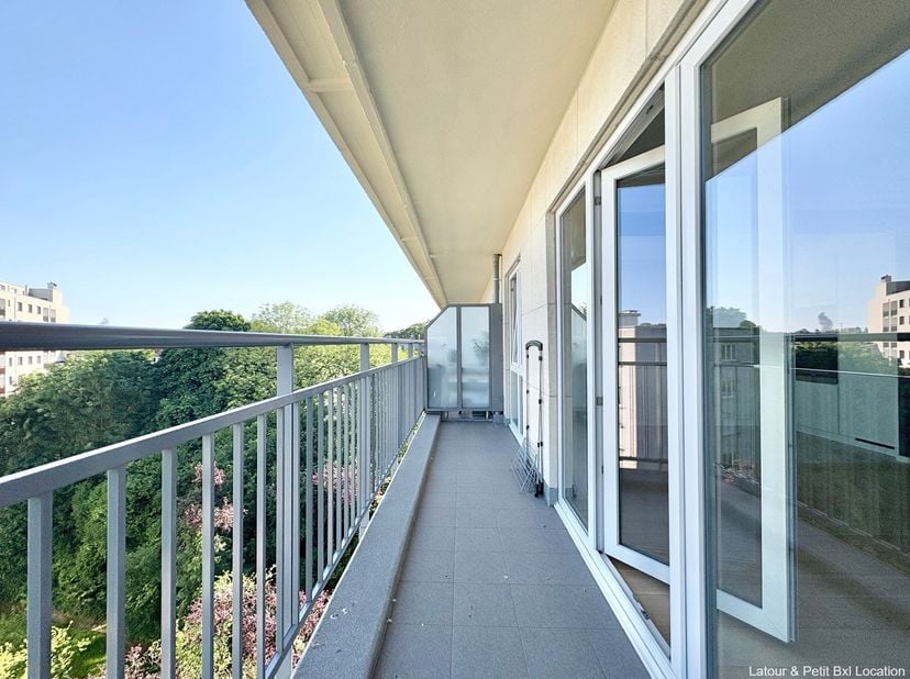 AUDERGHEM – Dicht bij winkels en voorzieningen. Prachtig APPARTEMENT (2 slpk./1 badk.) met terras en parking. Gelegen op de bovenste verdieping van ee