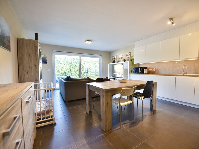 Deze moderne, recent gebouwde woning ligt op wandelafstand van de dorpskern met alle winkels, diensten, faciliteiten, horeca op wandelafstand.<br />
<