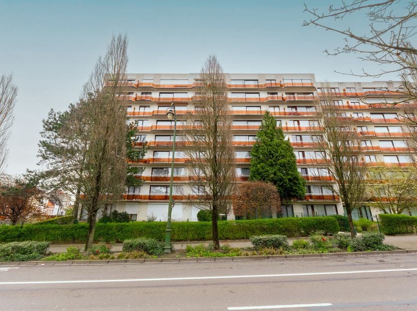 Molenbeek-Saint-Jean, nabij het Scheutbospark, op de 4de verdieping van een gebouw uit 1980. Appartement (2Slk/1Badk), appartement met 2 slaapkamers v