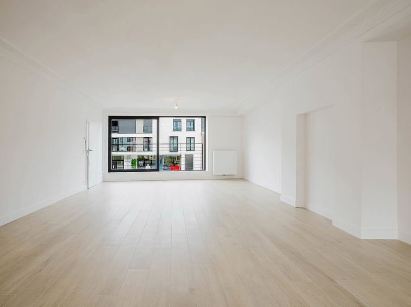 LIGGING<br />
Gelegen in de Kortrijkstraat geniet dit volledig vernieuwde appartement van een uitstekende ligging tussen het bruisende centrum van Dei